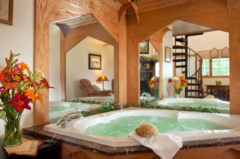 CountryOak-Lodging-view of the Jacuzzi Tub